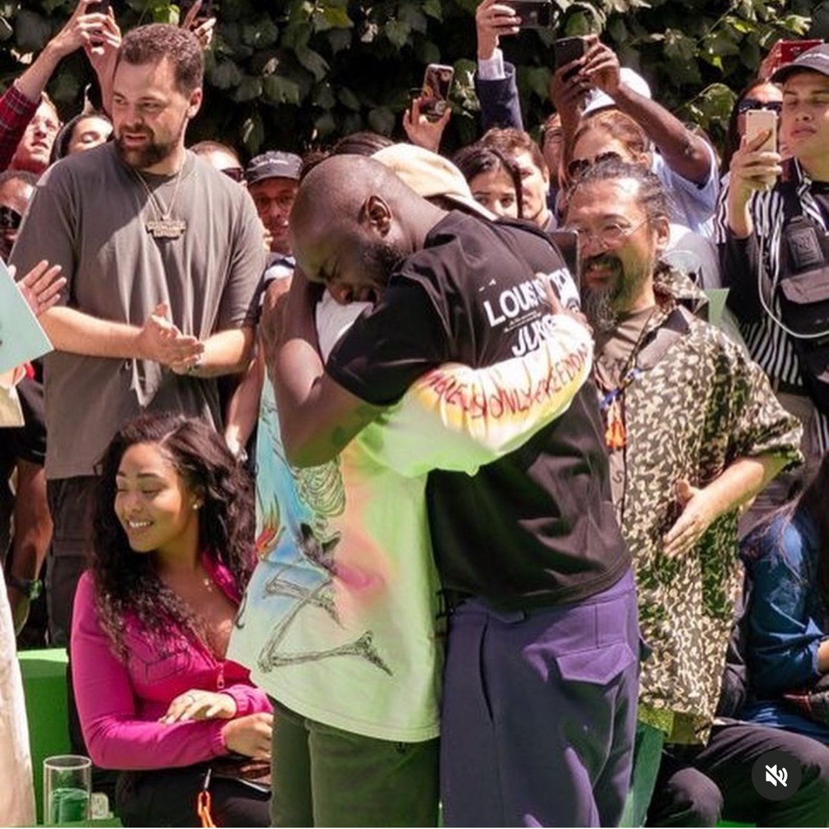 Легендарный снимок двух дизайнеров, а именно момент когда Вирджил занял должность художественного руководителя мужской одежды бренда Louis Vuitton с марта 2018 года до своей смерти от рака в 2021 году. Вирджил Абло и Канье Уэста ❤️
<a href="/virgilabloh/">virgil abloh</a> <a href="/kanyewest/">ye</a>