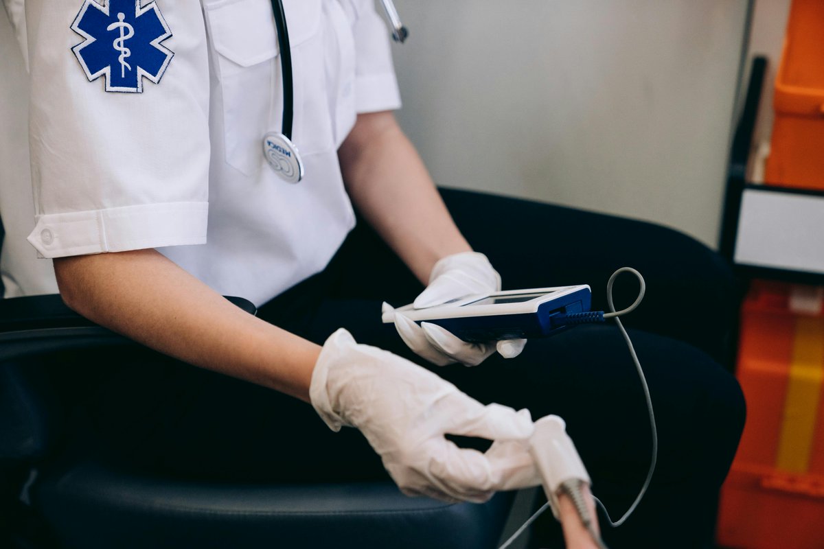 GlobalRadioGRS's tweet photo. Radiocomunicaciones en emergencias, porque cada segundo cuenta 🚨🚑

🔼Cobertura nacional e internacional.
🔼Botón SOS.
🔼Atención de incidencias en 24 horas.
🔼 GPS incorporado.

¡Prueba nuestros demos personalizados!
https://t.co/qGAsSIO7Gq

#salud #ambulancia #emergencia #SOS https://t.co/fIT3xepZOw