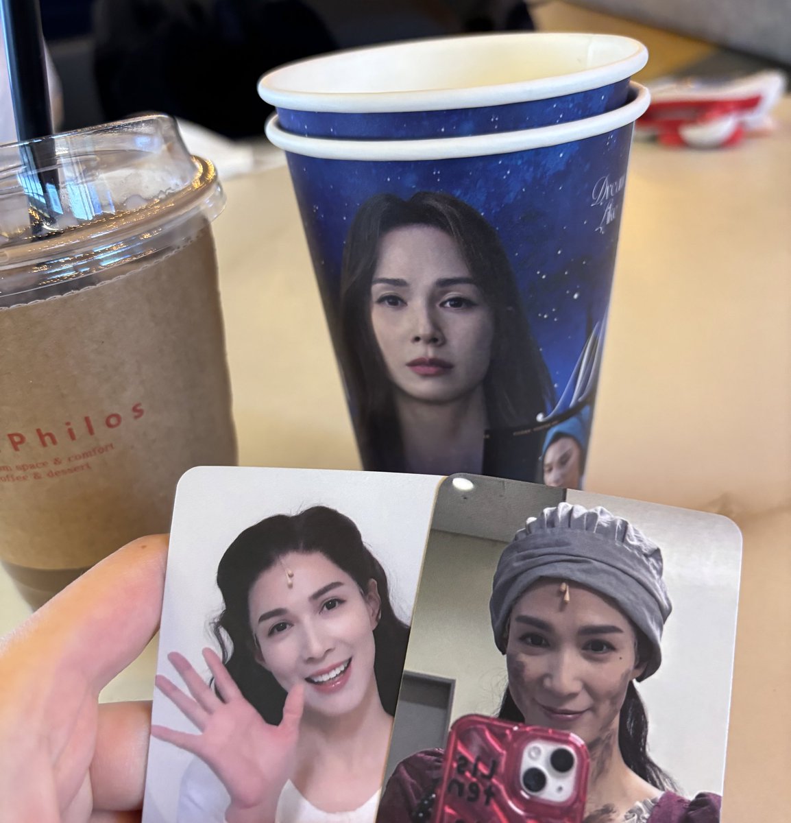 s000dam's tweet photo. 카페 마지막 날💙
컵홀더도 이뿌고 포카도 너무 이뻐요!
린아 생일... 좋은날이네💙
늦었지만 오늘도 린아 배우님 생일 축하합니다💙
#HappyLINADay
#바라던_린아생일_이건가 https://t.co/HAfu9euZl0