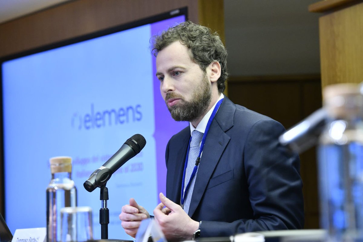 Tommaso Barbetti di <a href="/eLeMeNS_T/">Elemens</a> “il #fotovoltaico nel 2030 sarà la prima fonte del #mixenergetico. Scorso anno son stati autorizzati 6GW, c’è un trend positivo che ci dice raggiungeremo gli obiettivi prefissati” 

#ConvegnoEfSolareItalia #rinnovabili