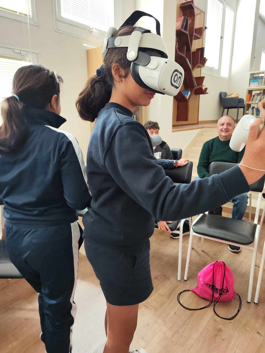 agenciaiisi's tweet photo. 📸Descubriendo formas de conectarnos al nuevo internet espacial y al entorno virtual, en el taller #tecnologías #inmersivas ‘Encuentros Mujer y Niña en la Ciencia e Innovación’ en @LaLagunaCEP
➡️Programa Mujer y Niña en Ciencia e Innovación #CUCIC #ACIISI #VisibleseInspiradoras https://t.co/oPCXuGAGza