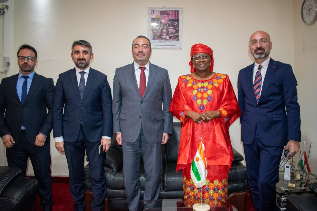 @TMaarifVakfi heyetimizle birlikte Başbakan Ali Mahamane Lamine Zeine, Dışişleri Bakanı Bakary Yaou Sangaré ve Milli Eğitim Bakanı Elizabeth Cherif’i ziyaret ettik.