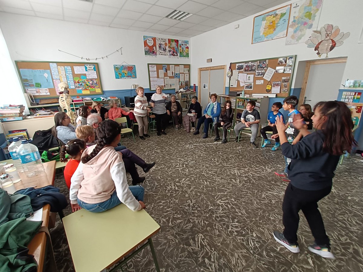 Profesorado➕Alumnado➕Familias ✏️CEIP Sta. Engracia comparten con Teatro Foro🤸‍♀️prácticas de  Cultura de Paz☮️Proyecto #EducandonosCiudadaniaGlobal  <a href="/MdMAragon/">Médicos Mundo Aragón</a>  <a href="/ffamiliasunidas/">FUNDACIÓN FAMILIAS UNIDAS</a> @CERAI_Aragon  Colabora <a href="/DPZaragoza/">Diputación de Zaragoza</a>