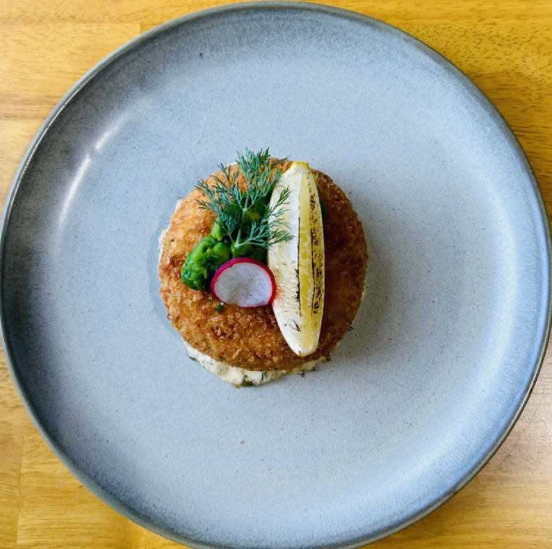 Smoked Haddock, Leek &amp; Cheddar Fishcake • Caper Aioli • Crushed Peas • Charred Lemon #fresh #food <a href="/ElvedenEstate/">Elveden Estate</a>
