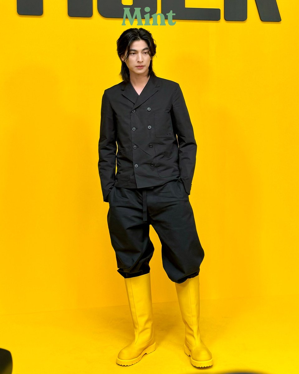 mintmag_th's tweet photo. หล่อโดดเด่น! #MintReports แช๊ะความหล่อของ #กลัฟคณาวุฒิ ที่เดินทางมาร่วมชมแฟชั่นโชว์ #OnitsukaTiger คอลเล็กชั่น Autumn Winter 2024 เรียกได้ว่ามาในลุคออลแบล็ค พร้อมคอมพลีทด้วยรองเท้าสีเหลืองเด่น 💚

#OnitsukaTigerAW24
#GULFxOnitsukaTigerAW24
#OnitsukaTigerxGulf 
#GulfKanawut  
#MintMagTH