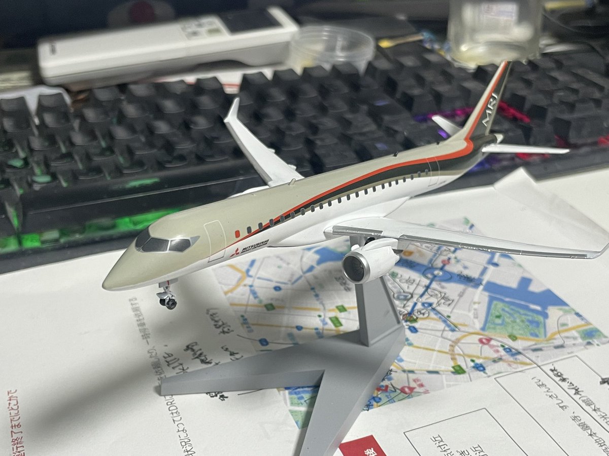 tamon_at_21's tweet photo. #ファインモールド
#MRJ
#旅客機プ��モデル
 ファインモールド　1/200 MRJ https://t.co/dRofsF0Ozt