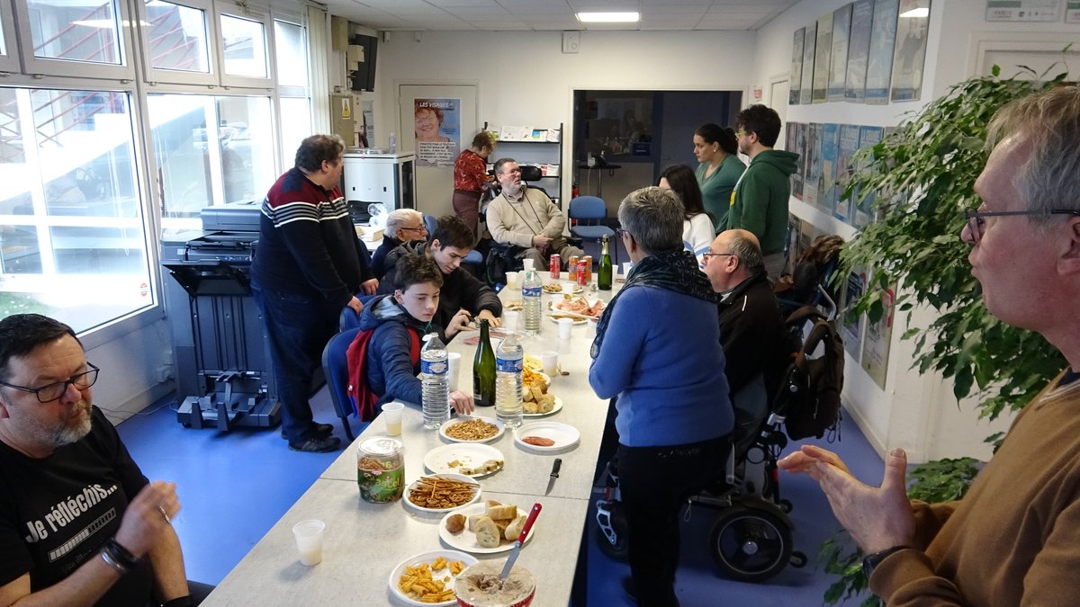 AfmTelethon37's tweet photo. Ce samedi 17 février, le groupe de parole Kfé 37 autour du thème de la kinésithérapie respiratoire. Nous remercions les deux kinésithérapeutes Marie-Charlotte RAIGNEAU et Matthieu BREMOND pour avoir participé, animé cette discussion. Nous avons conclu cette séance par un déjeuner https://t.co/jNELZdaDkP