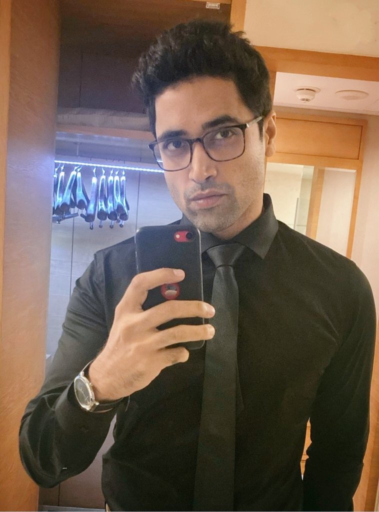 Hey Clark Kent @AdiviSesh . U look so different with your glasses on! Not at all like the main action hero. What disguise uh! 😉😗🫶
#adivisesh #adiviseshfangirl #adiviseshfanclub #ClarkKent #black #glasses #adiviseshlooks #suitup #smartlooks