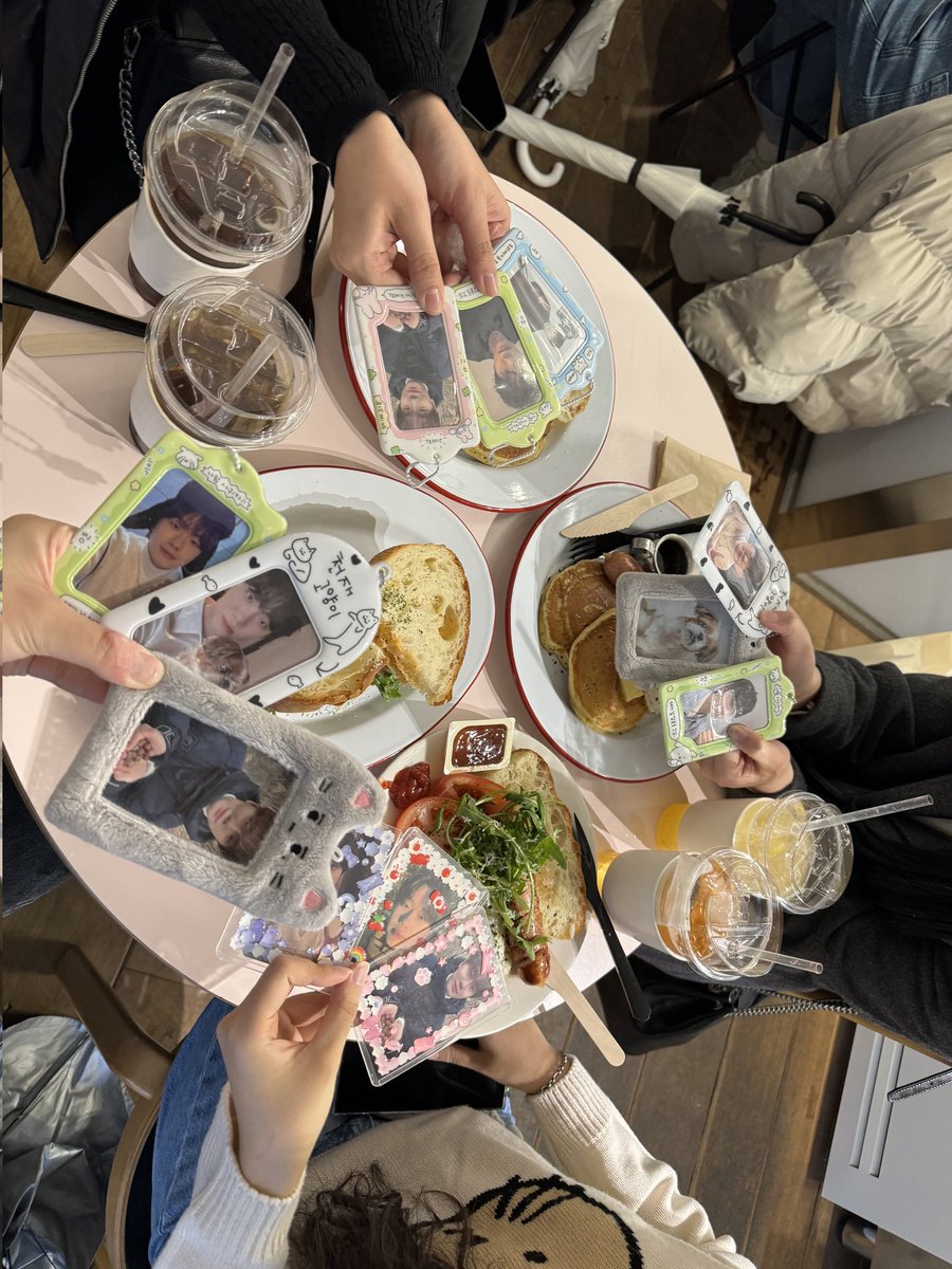 LiSiNi_20's tweet photo. #With_All_My_Love
#데뷔_6주년_기다려왔다고_맘을_전해줄게
케이크랑 브런치 너무 맛있었어요 카페도너무예뻐용 https://t.co/Uv02hY1xGI