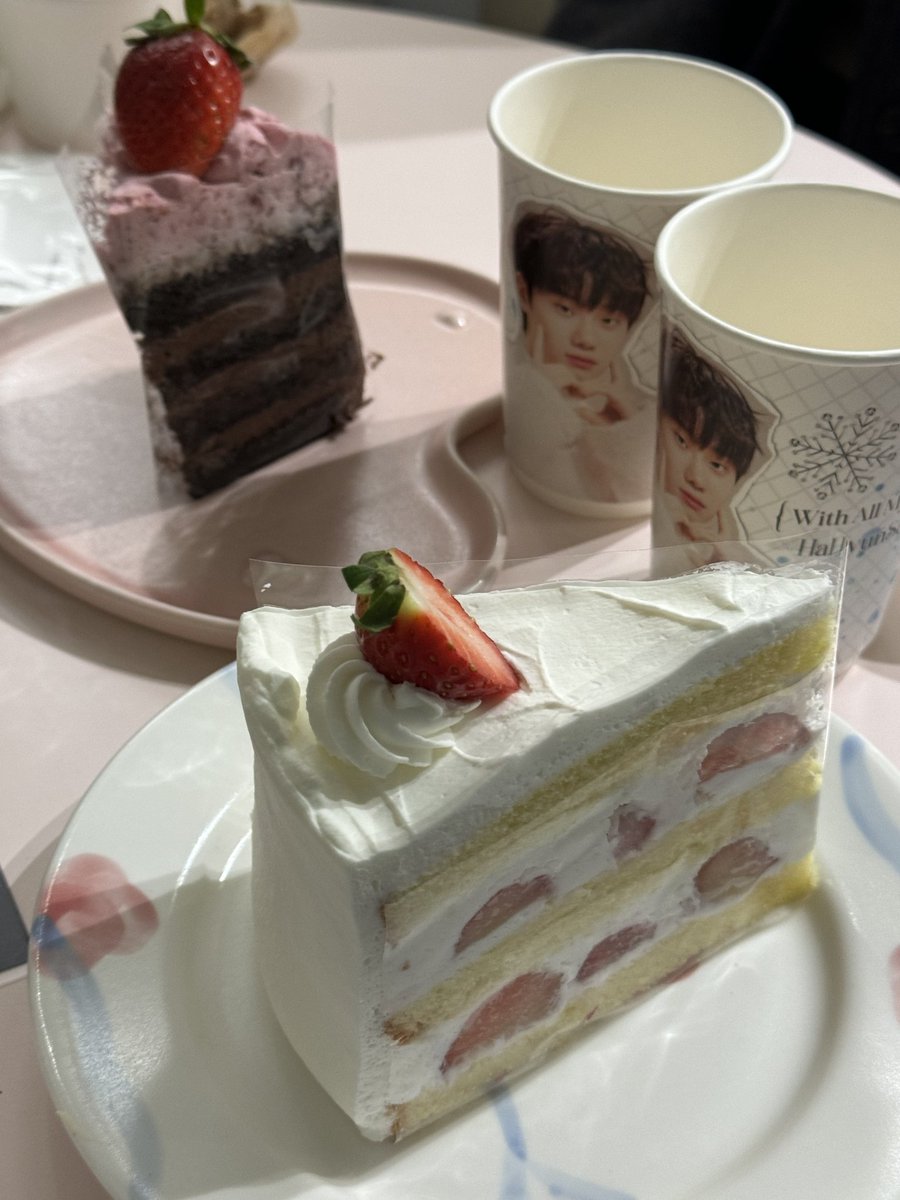 LiSiNi_20's tweet photo. #With_All_My_Love
#데뷔_6주년_기다려왔다고_맘을_전해줄게
케이크랑 브런치 너무 맛있었어요 카페도너무예뻐용 https://t.co/Uv02hY1xGI