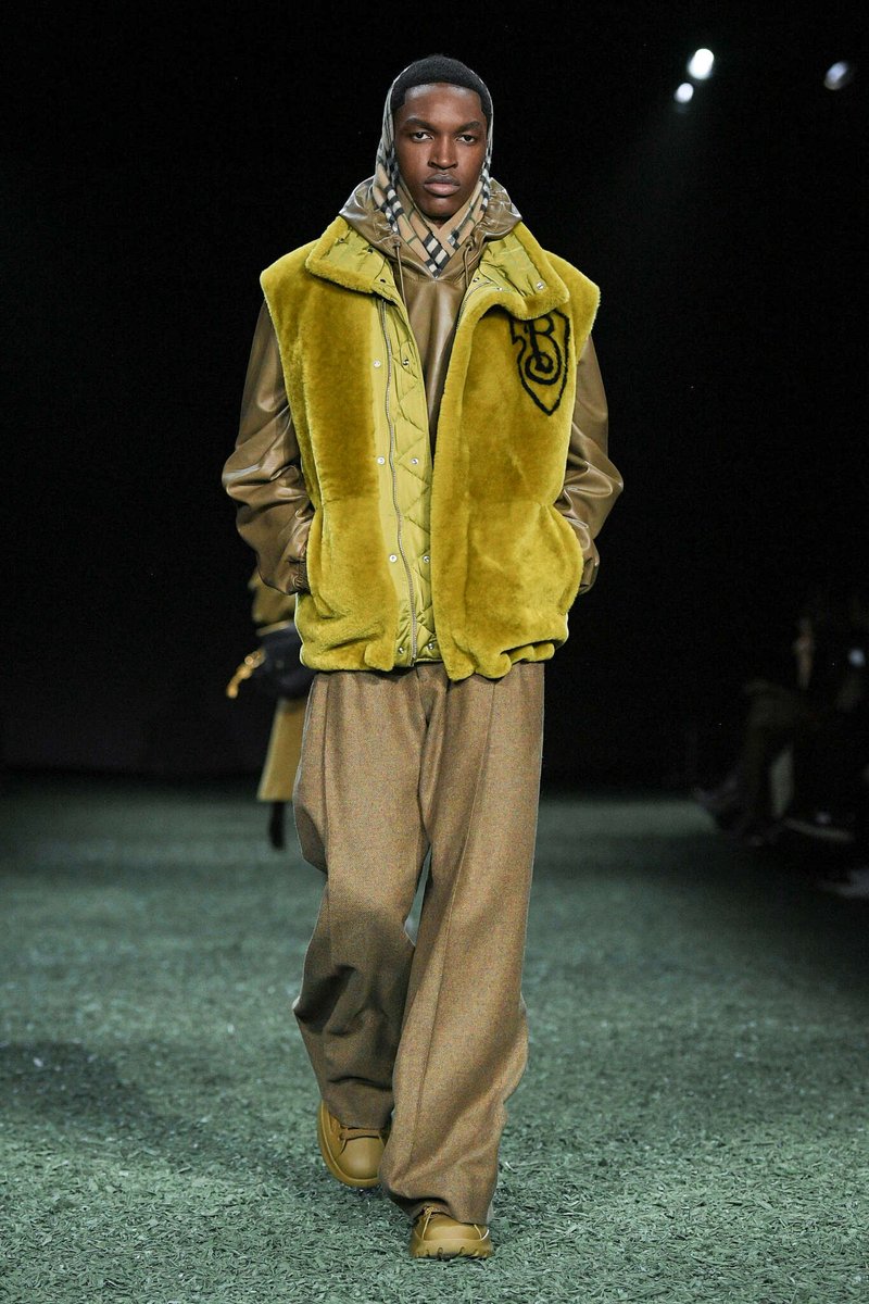 ResponsibleFur's tweet photo. London #FashionWeek 
Burberry 
#fur #furfree https://t.co/nW35GdkbsI