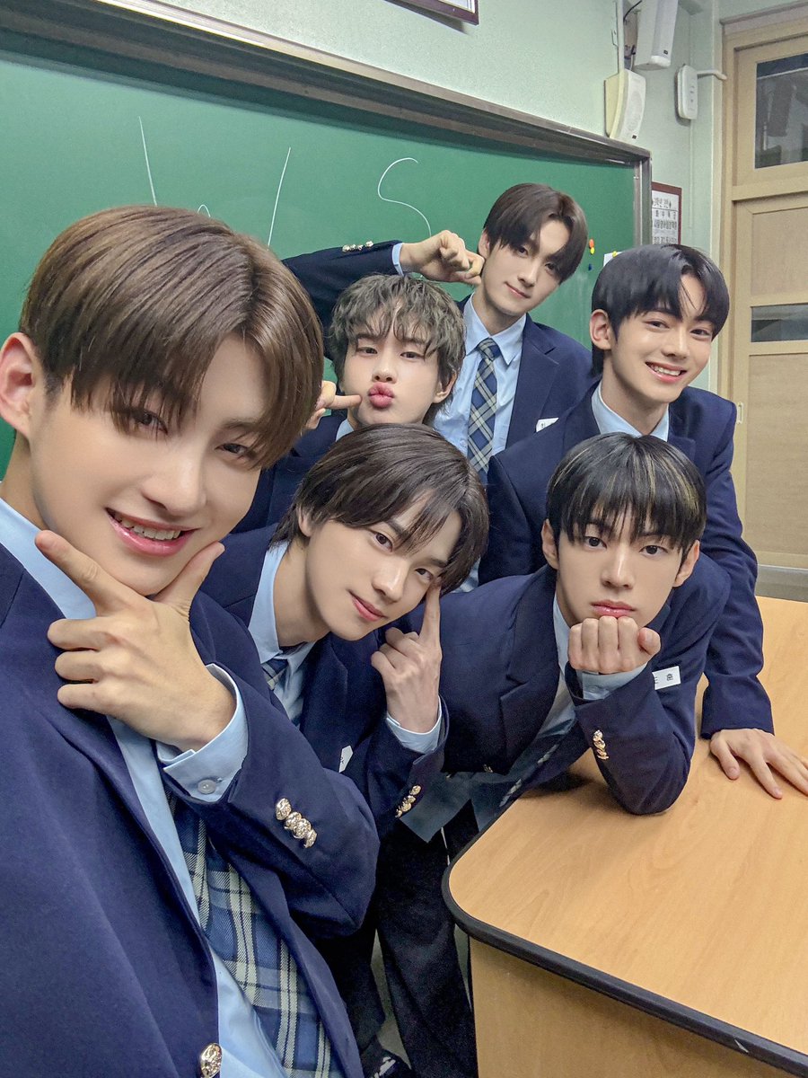 TWS_PLEDIS's tweet image. [#TODAYWITHUS]
240221 쇼! 챔피언
큰 사랑을 보내주신 팬분들 덕분에 1위를 할 수 있었습니다 🏆🏆🏆
어제보다 나은 TWS가 되겠습니다 💙

#TWS #투어스 #247WithUs
#Sparkling_Blue