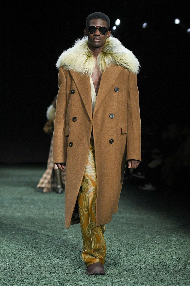 ResponsibleFur's tweet photo. London #FashionWeek 
Burberry 
#fur #furfree https://t.co/nW35GdkbsI