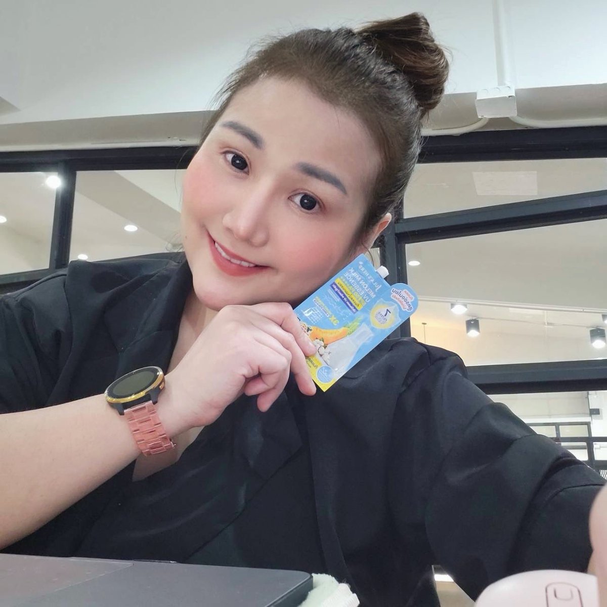 memmoraye's tweet photo. ครีมซองเซเว่นตัวดัง #จุฬาเฮิร์บ กับ🍈  #กันแดดน้ำนมเมลอน ป้องกันUVและบำรุง มี SPF50 PA++++ เนื้อดีมากกกก ซึมไว ไม่ทิ้งคราบ ซองละ 59฿ หาซื้อได้ที่ 7-11 ทั่วประเทศเลยค่า 😘

#SaleHereUnboxแกะกล่องรีวิว @Julasherb https://t.co/hRyWYc4CDi