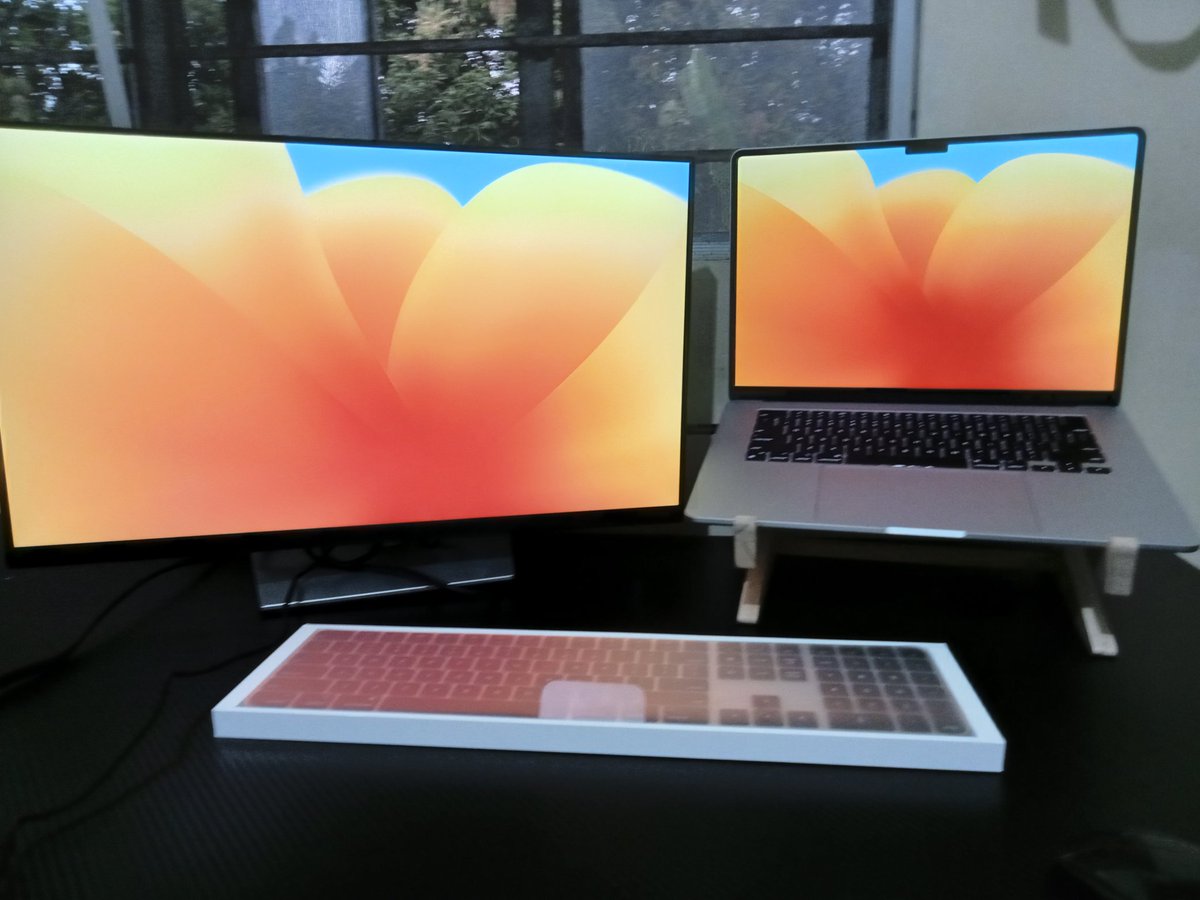 DiegoRumbeando's tweet image. tadaaa! my wfh set-up. 
(ayaw tanggalin ang plastik at box ng keyboard?!?! char) 

#firstdayhigh