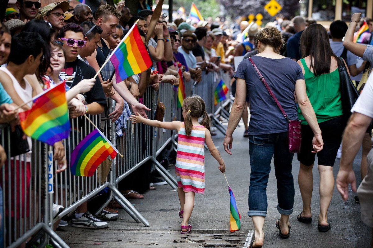 bpthaber's tweet photo. Putin, LGBT'ye karşı çocukların korunması gerektiğini belirtti:

Yetişkinler istedikleri gibi yaşayabilir ama çocuklara dokunmayın. https://t.co/aVq6kj3uOG