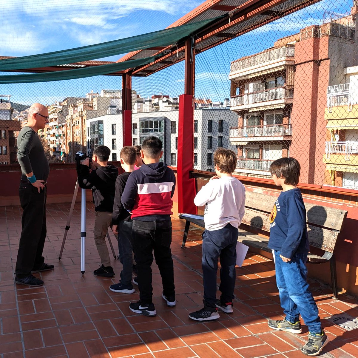 ImmaVedruna's tweet photo. L'alumnat de #4PRIM ha escoltat atentament en Xavi, pare de la Sofia. És un astrònom aficionat que els ha patrlat de l'univers i els ha iniciat en l'obervació astronòmica.
#VedrunaBategaambTu https://t.co/kJPpsnMXHI