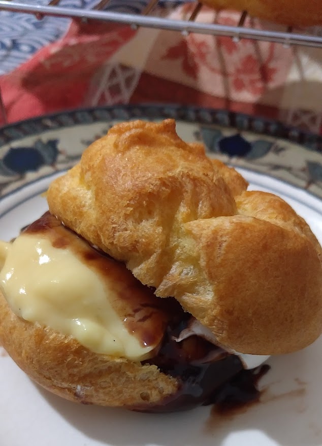 Surakaki_Hyoko's tweet photo. #シュークリーム #ChouàlaCrème #Profiterole #CreamPuff
　#マシュマロ #チョコレートクリーム 自家製 #カスタード を挟んでいます
#Marshmallow #Custard #Chocolatecream
#Twitter家庭料理部 #手作りスイーツ #手作りお菓子 #焼き菓子 https://t.co/qeJHthqKBl