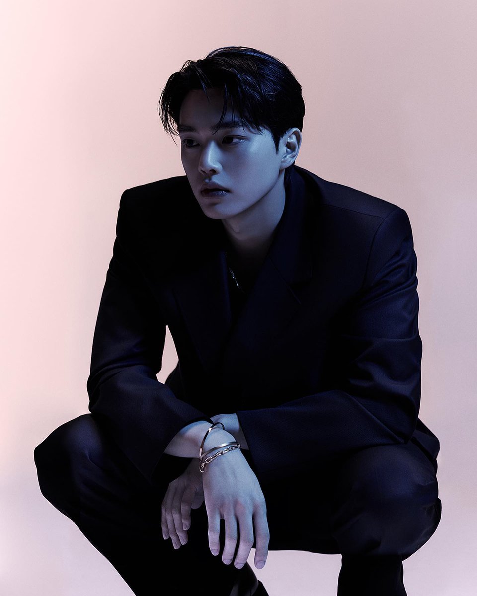 guwon_dohee's tweet photo. 하데스가 지상에 올라와서 돌아다니는 순간 엄청난 혼란이 생긴다. 하지만 지하세계에만 머물러야하는 하데스도 결혼해서 안정된 생활을 해야하는데 누가 딸을 지하세계로 시집 보낼 것이며, 그 무시무시한 하데스와 결혼하려할까? 그런데 하데스가 페르세포네를 보고는 한 눈에 반해버리고 마는데··· https://t.co/KzLNG97oQ5