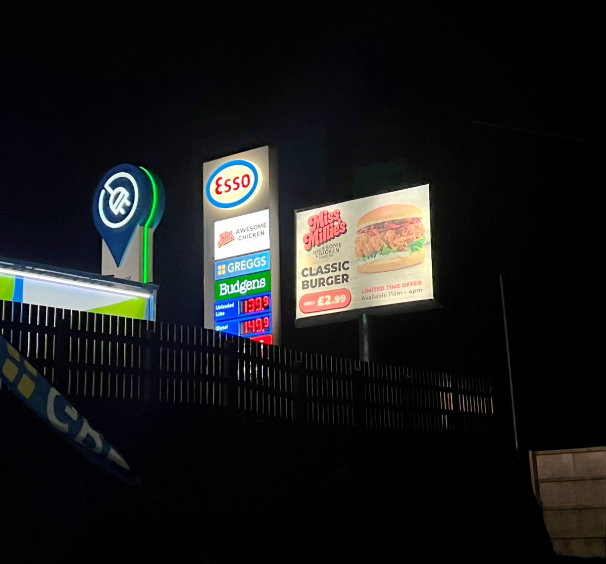 Trotter_uk's tweet image. Did you know that EVERY Trotter Temporary billboard can be illuminated? This subtle backlit light gives that extra bit of impact at night time! See the difference in the pics below #TemporarySignage #MotorFuelGroup #Backlit