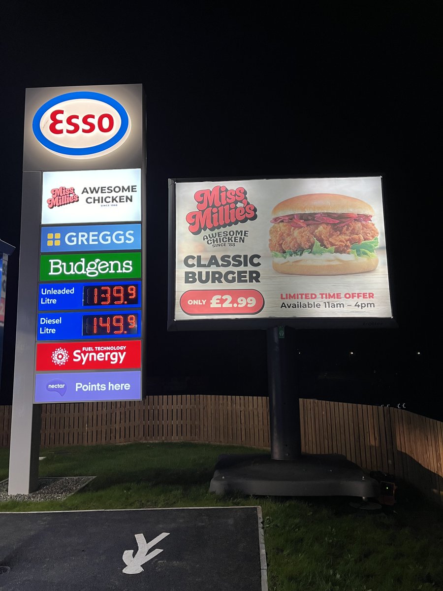 Trotter_uk's tweet image. Did you know that EVERY Trotter Temporary billboard can be illuminated? This subtle backlit light gives that extra bit of impact at night time! See the difference in the pics below #TemporarySignage #MotorFuelGroup #Backlit