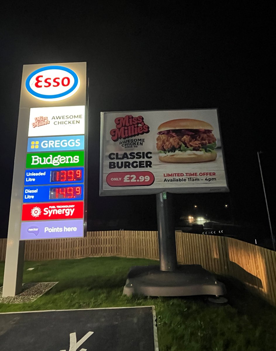 Trotter_uk's tweet image. Did you know that EVERY Trotter Temporary billboard can be illuminated? This subtle backlit light gives that extra bit of impact at night time! See the difference in the pics below #TemporarySignage #MotorFuelGroup #Backlit