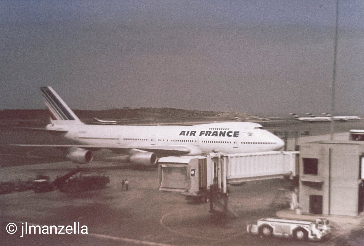 From my personal collection. @airfrance @Boeing 747-228B(M) (F-GCBC). Aeropuerto Internacional de Maiquetía (VEN) Nov/1988 @AlainBaron747 @BFrany2 @GinieSigonney @retro748 @flydeck60 @ClassicsPlanes @CaptainLacroute @franck_marceau @amis_AF @747GVROS @jailemanche @aircommunityFR