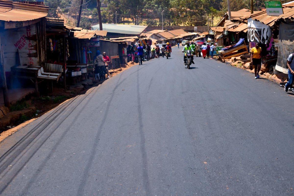 HonTimWanyonyi's tweet photo. Kangemi Gichagi Village Inn Road is fully tarmacked!This road links Kangemi Health Centre -Watiti- Kangemi High School and Village Inn! Westlands ni kazi tu! https://t.co/8ms8M2VVsF