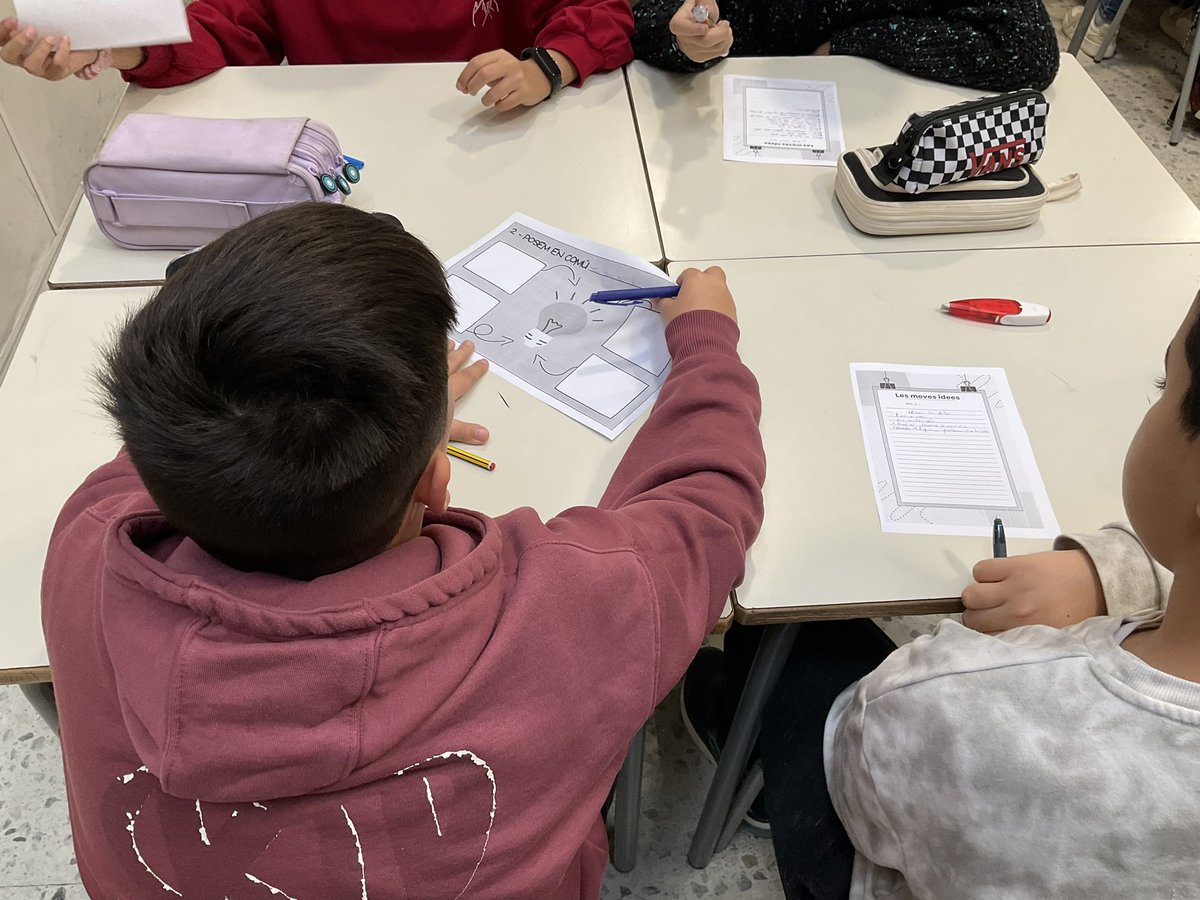 PompeuFabraSalt's tweet photo. Els 12 equips de les classes Moby Dick i Oliver Twist preparen el vídeo sobre el projecte @AtlasDiversidad pel #Sambori @omniumgirones https://t.co/vq4k7H77He