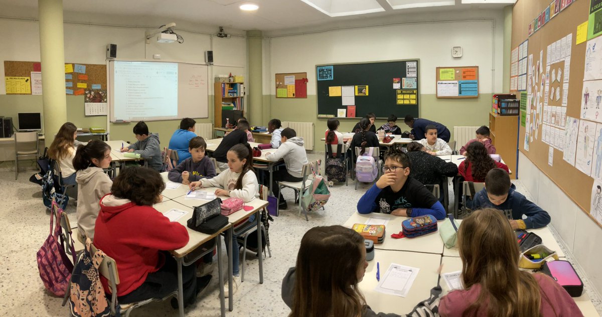 Els 12 equips de les classes Moby Dick i Oliver Twist preparen el vídeo sobre el projecte <a href="/AtlasDiversidad/">AtlasdelaDiversidad</a> pel #Sambori <a href="/omniumgirones/">Òmnium Gironès</a>