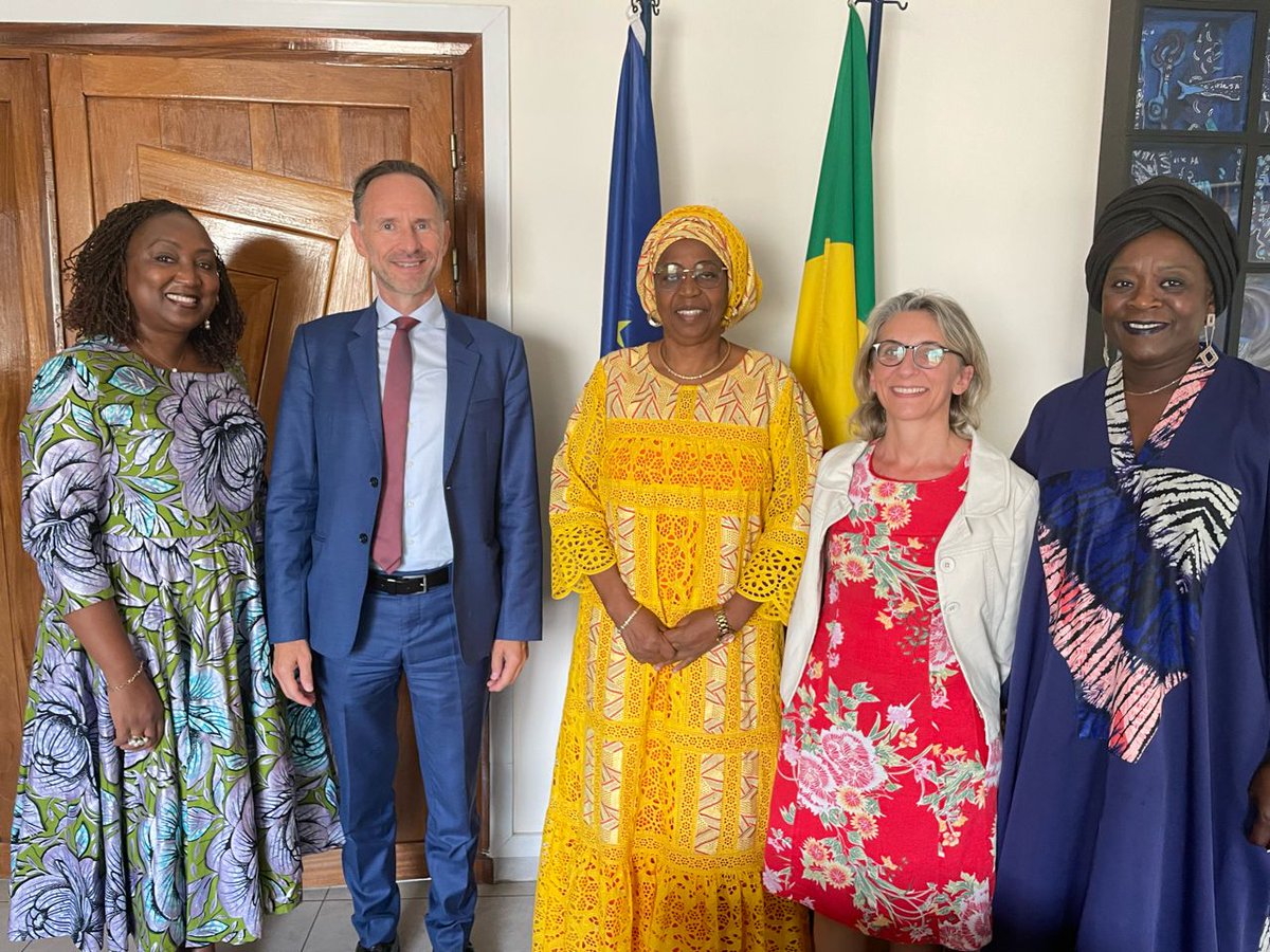 🇪🇺🇸🇳 Hier, S.E.M. <a href="/EUAmbSenegal/">Jean-Marc Pisani</a>, ambassadeur de l' <a href="/UEauSenegal/">UE au Sénégal</a>, a accordé une audience à Afrivac, représentée par sa Présidente, sa Vice-Présidente et son Administratrice Générale. Un échange constructif sur les projets et les initiatives de la fondation en faveur de la santé.