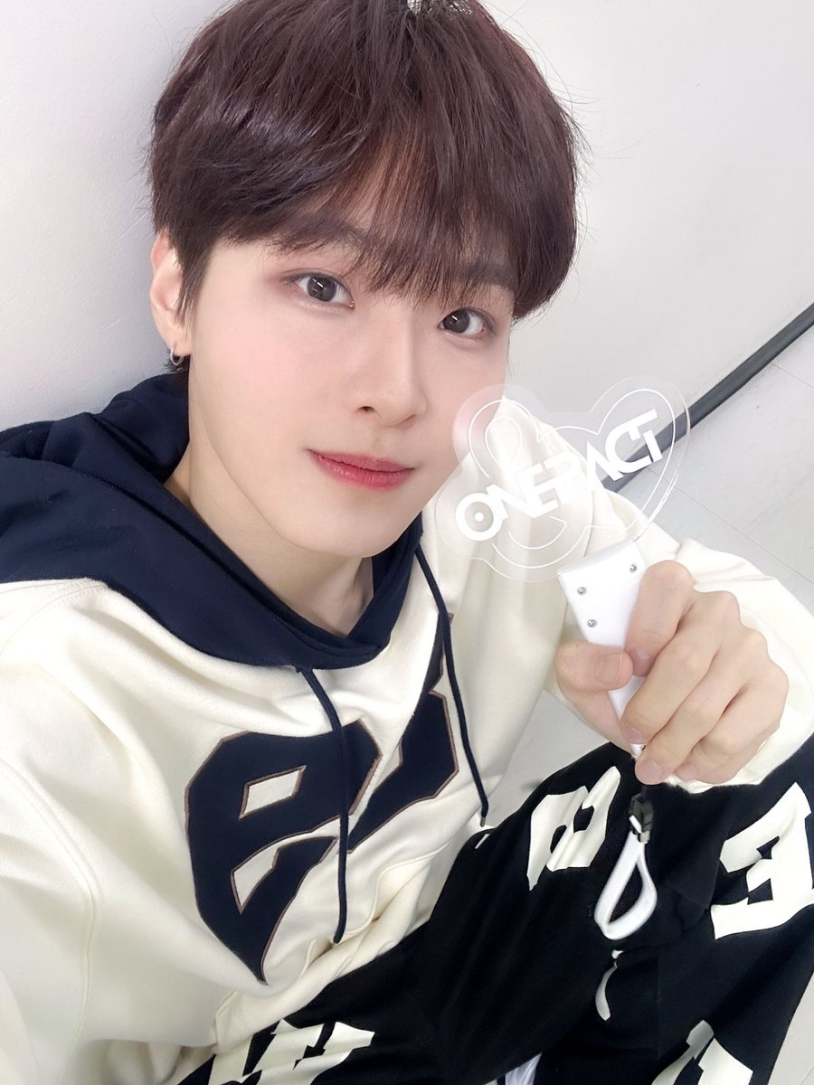 💙_#SEONG MIN] 🗓️ZEPP 公演までD-4! ペンライトどう?! &♡模様だ