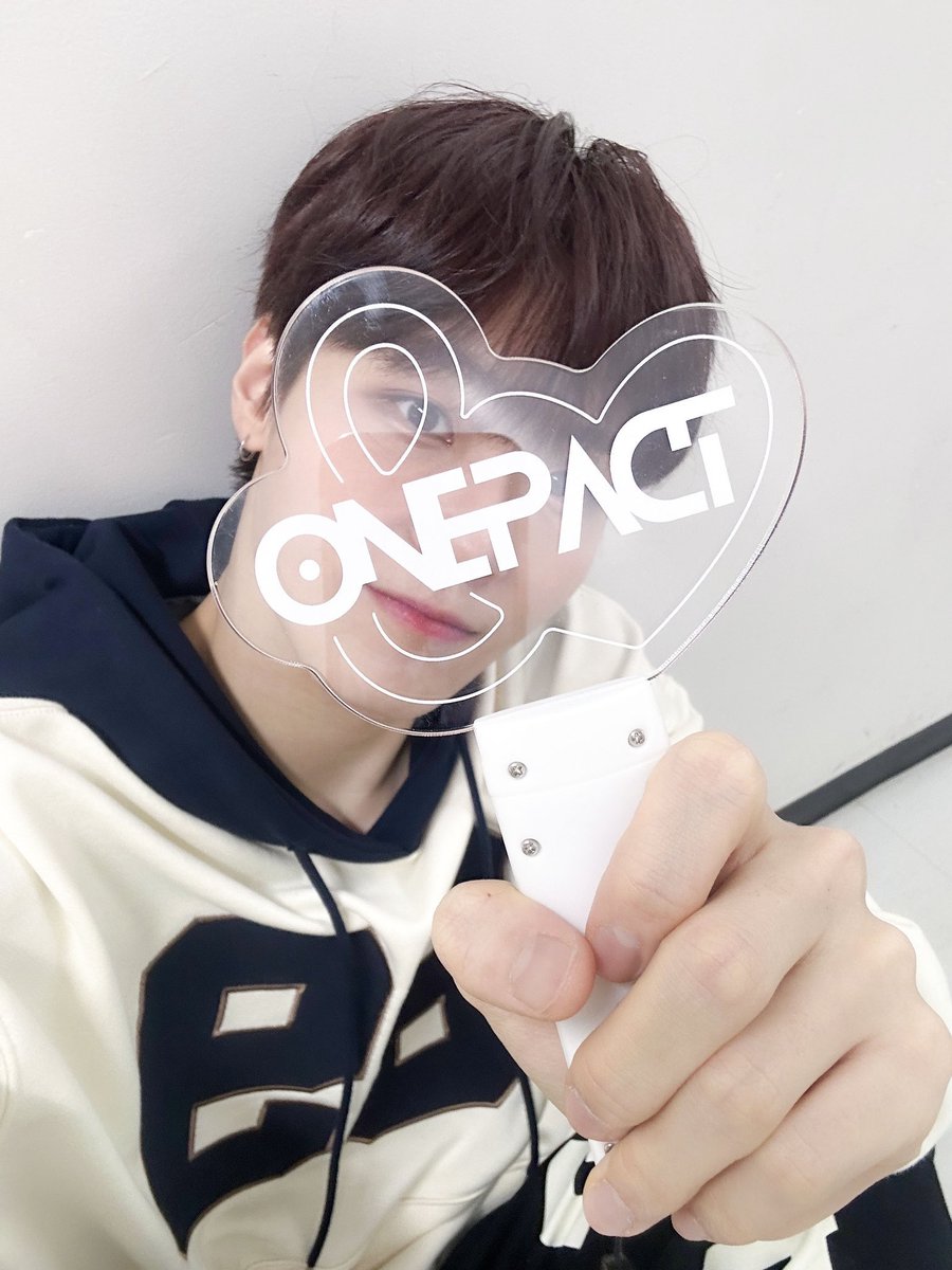 💙_#SEONG MIN] 🗓️ZEPP 公演までD-4! ペンライトどう?! &♡模様だ