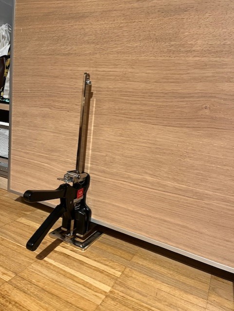 protool_samurai's tweet photo. 工具バイヤーあるある。
どんな時でも工具を使いがち。
先日、洋服ダンスの扉のレールが外れ、これが鏡付きで結構重い・・これはヴァイキングアームの出番と思い、早速シュコシュコ持ち上げて修復完了。
家族から何かの修理依頼があると、どんな工具が使えるか少しワクワク。
#pr #ヴァイキングアーム https://t.co/OoMqgV0YBr