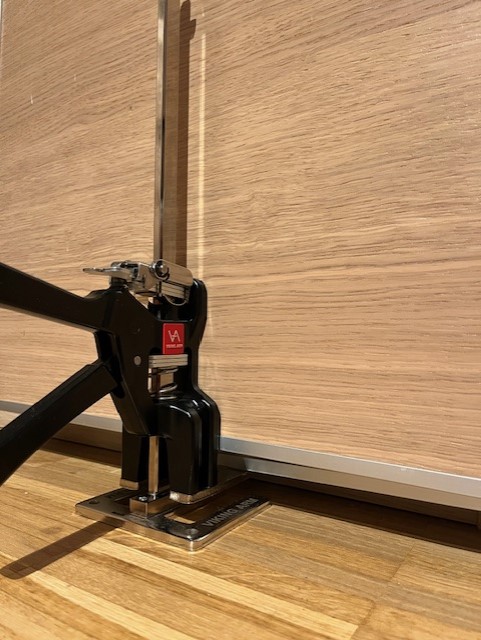 protool_samurai's tweet photo. 工具バイヤーあるある。
どんな時でも工具を使いがち。
先日、洋服ダンスの扉のレールが外れ、これが鏡付きで結構重い・・これはヴァイキングアームの出番と思い、早速シュコシュコ持ち上げて修復完了。
家族から何かの修理依頼があると、どんな工具が使えるか少しワクワク。
#pr #ヴァイキングアーム https://t.co/OoMqgV0YBr