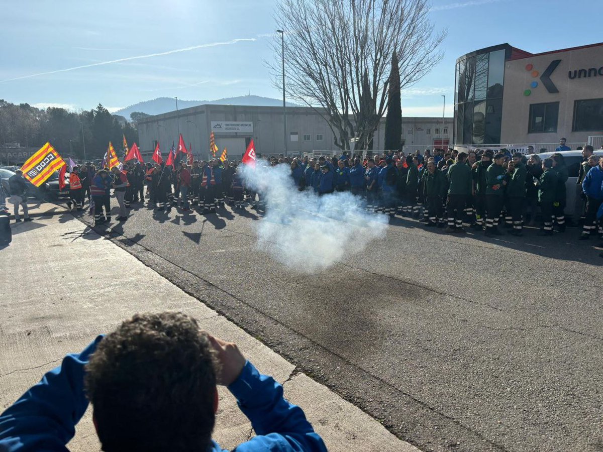 FICCOOCat's tweet image. 🔴 Avui estem al costat de la plantilla de Johnson Controls Hitachi en la concentració de protesta contra l&apos;ERO que ha presentat l&apos;empresa per acomiadar 140 persones.

NO ALS COMIADAMENTS!
#NoalEREdeHitachi