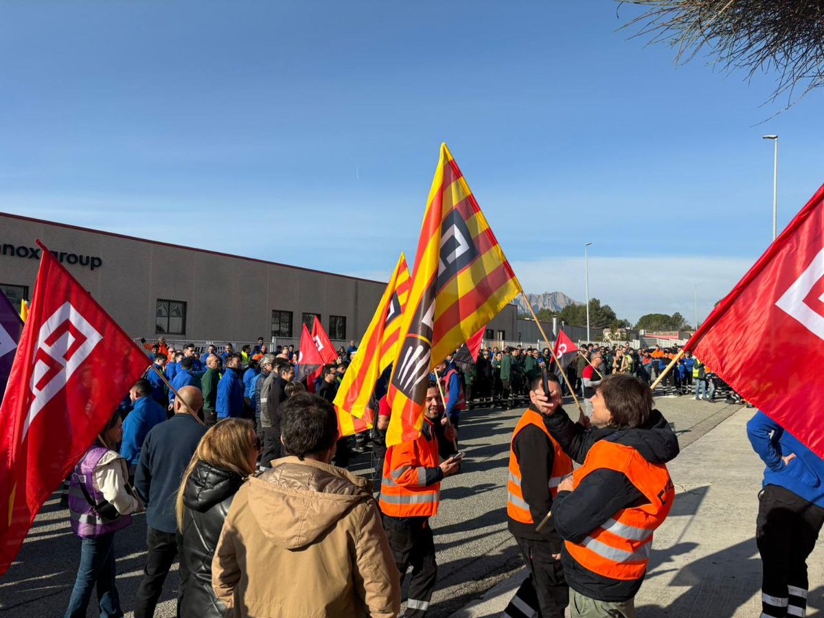 FICCOOCat's tweet image. 🔴 Avui estem al costat de la plantilla de Johnson Controls Hitachi en la concentració de protesta contra l&apos;ERO que ha presentat l&apos;empresa per acomiadar 140 persones.

NO ALS COMIADAMENTS!
#NoalEREdeHitachi