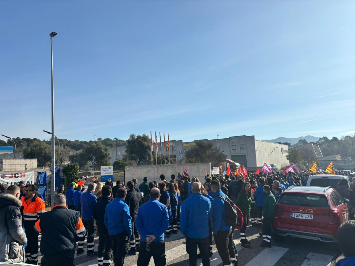 FICCOOCat's tweet image. 🔴 Avui estem al costat de la plantilla de Johnson Controls Hitachi en la concentració de protesta contra l&apos;ERO que ha presentat l&apos;empresa per acomiadar 140 persones.

NO ALS COMIADAMENTS!
#NoalEREdeHitachi
