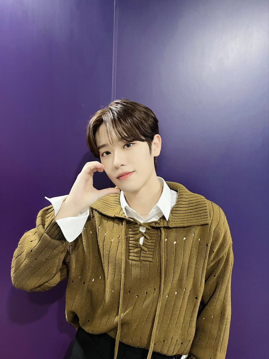 [🎁]
쇼챔피언 MC 첫방송 즐겁게 완료! MC 금동현의 활약을 앞으로도 기대해 주세요🐯❣️

#EPEX #이펙스 #KEUM #금동현 #SHOWCHAMPION #쇼챔피언 #MC금