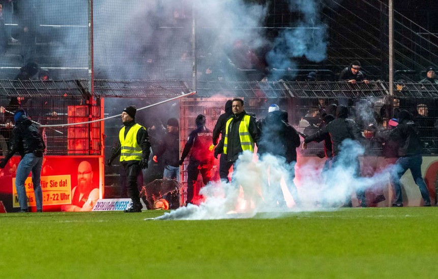 ultras1899_'s tweet photo. SV Babelsberg 03 - FSV Zwickau : match en mode rivalité #ostdeutschland à #Potsdam, marqué par des incidents avant le match, avec un groupe d’ultras de #Babelsberg, qui a réussi entrer sur la pelouse par une porte de sécurité et accéder au parcage du FSV #FI99 (20.02.24) https://t.co/bRyQKqYvOl