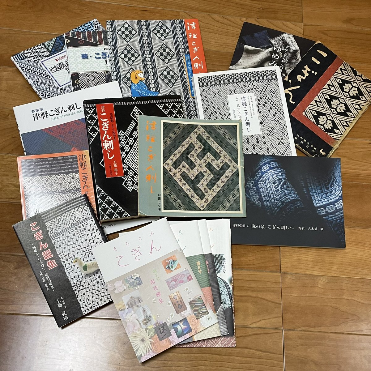 et_kogin's tweet photo. こぎんの勉強したくて、こぎん本を買い漁った…！　#こぎん #kogin https://t.co/e8Z0cfaU0I