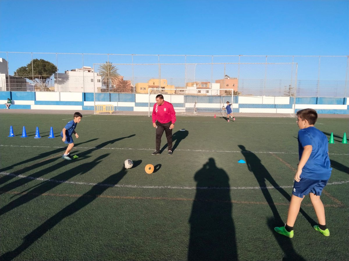 Ayer tuve la fortuna de poder volver al <a href="/CDCharcodelPino/">CD Charco del Pino</a> donde tan feliz fui durante una temporada.
Gracias por el recibimiento y por confiar en el proyecto +Base de <a href="/CDTFundacion/">Fundación Canaria CD Tenerife 🏴󠁧󠁢󠁳󠁣󠁴󠁿</a>. Seguimos sumando