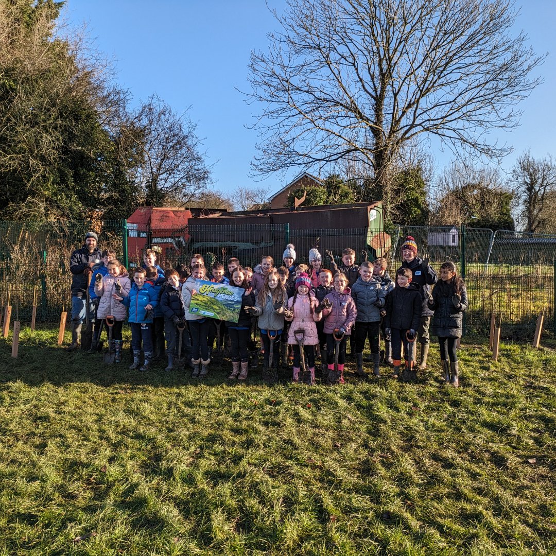 Our biodiversity team had a blast planting hedges with the pupils of Bocombra PS in Portadown as part of our Hedgerow Heroes programme.🍃 Together, the pupils created a future habitat for wildlife which will also store carbon and help combat climate change. Read on🧵👇