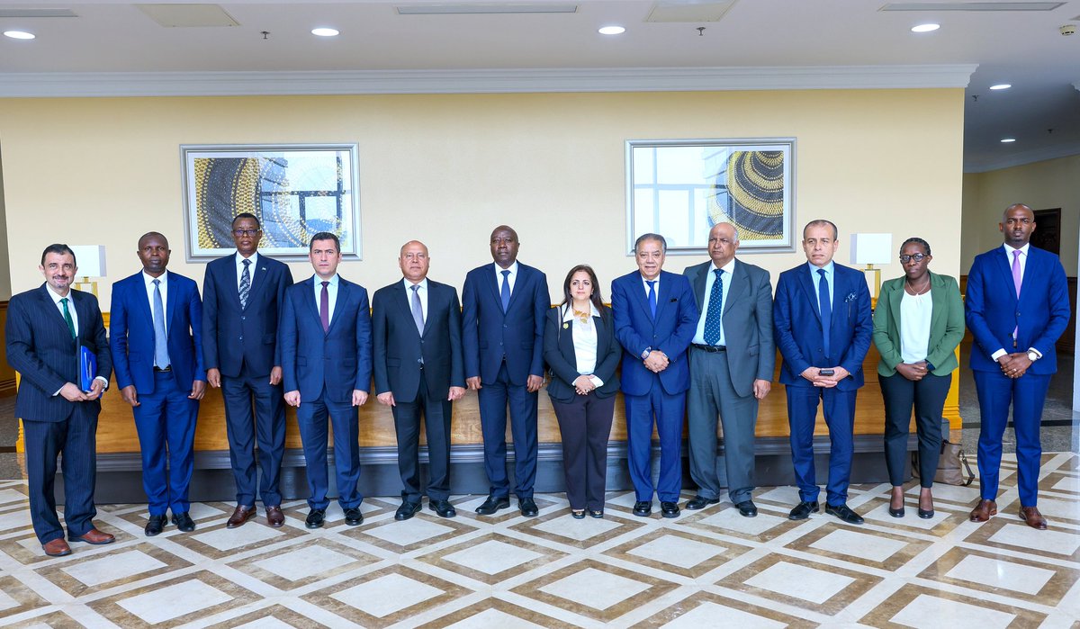 This morning, Prime Minister Dr. Ngirente met with Lt. Gen. Kamel Alwazir, Minister of Transport of Egypt and his delegation. The discussions centered around strengthening cooperation between Egypt and Rwanda.