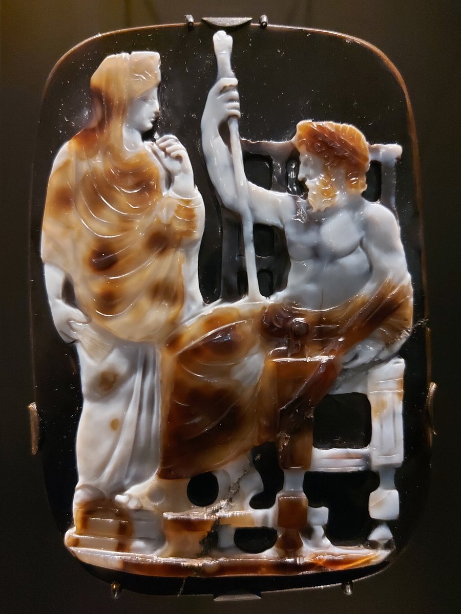 For #ReliefWednesday the so-called Jupiter Cameo, carved in a sardonyx, showing Jupiter and Juno. They were identified as Marcus Aurelius and his wife. The cameo was made during they reign of the emperor. The depiction does not imply that he and Faustina Minor ...1/2