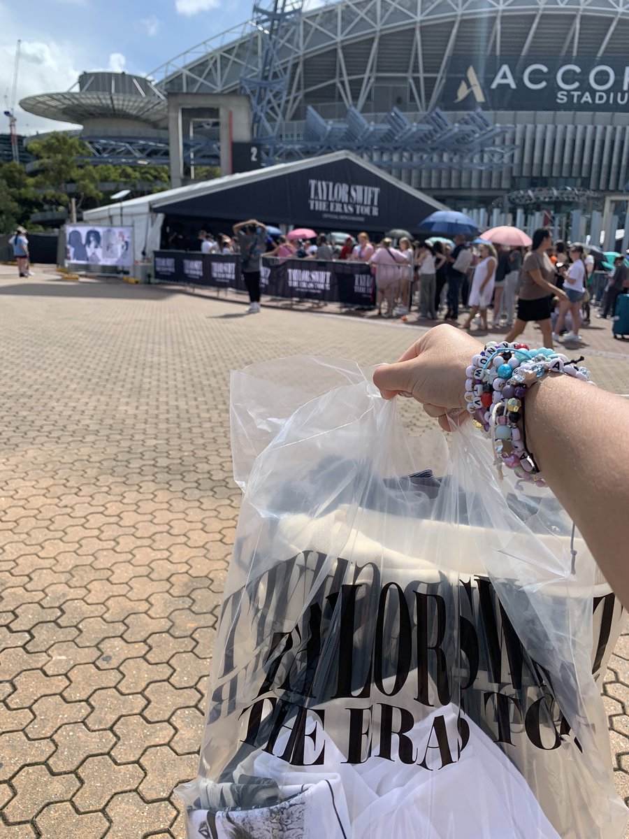 Madeleine_low's tweet photo. 2hrs and 25mins later✨🪩💖
#SydneyTSTheErasTour https://t.co/fvvNC5oIPG