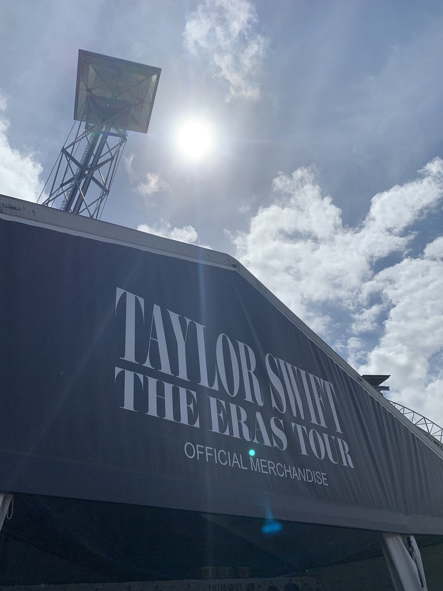 Madeleine_low's tweet photo. 2hrs and 25mins later✨🪩💖
#SydneyTSTheErasTour https://t.co/fvvNC5oIPG