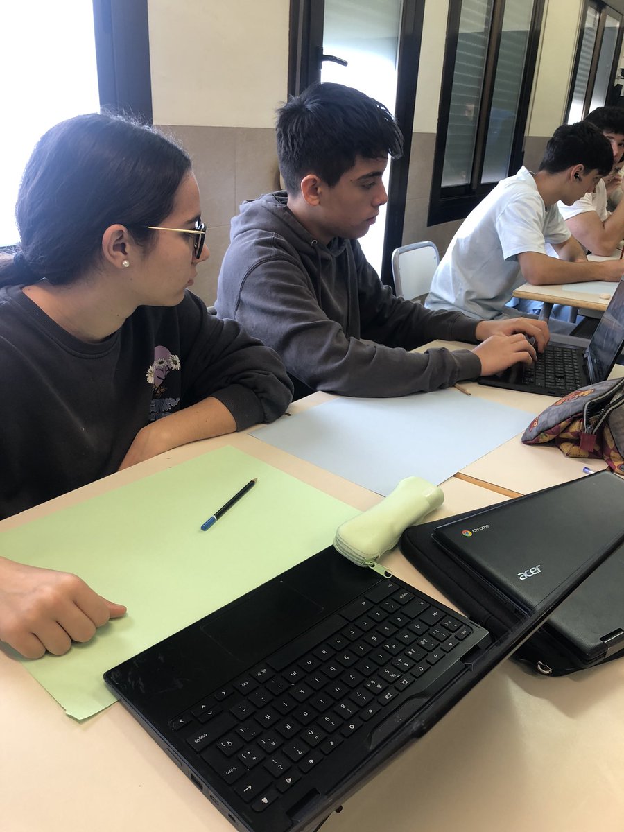 SandraMDCprat's tweet photo. Projecte 4ESO sobre l’exili: 80 anys i aquí no ha canviat res? #mdc #MDC #mdcteam https://t.co/moIITT3N95