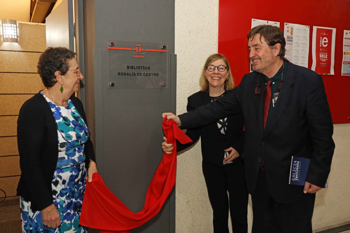 <a href="/ICBeloHorizonte/">Instituto Cervantes em Belo Horizonte</a> <a href="/ICRecife/">Instituto Cervantes de Recife</a> <a href="/ufpeoficial/">UFPE</a> <a href="/InstCervantesSP/">Instituto Cervantes São Paulo</a> <a href="/EmbEspBrasil/">Embajada de España en Brasil/Embaixada da Espanha</a> <a href="/MAECgob/">Ministerio de Asuntos Exteriores, UE y Cooperación</a> <a href="/Espanha_Brasil/">Fundación Consejo España-Brasil</a> <a href="/IC_Curitiba/">Instituto Cervantes Curitiba</a> «Cantar t'ei, Galicia
Na lengua gallega
Consolo dos males
Alivio das penas».

Rosalía de Castro ya da nombre a la biblioteca del <a href="/IC_Curitiba/">Instituto Cervantes Curitiba</a>.
García Montero: «Difundió el orgullo de la lengua materna y siempre confió en la cultura universal hispanoamericana».
<a href="/consellocultura/">Consello da Cultura Galega</a>