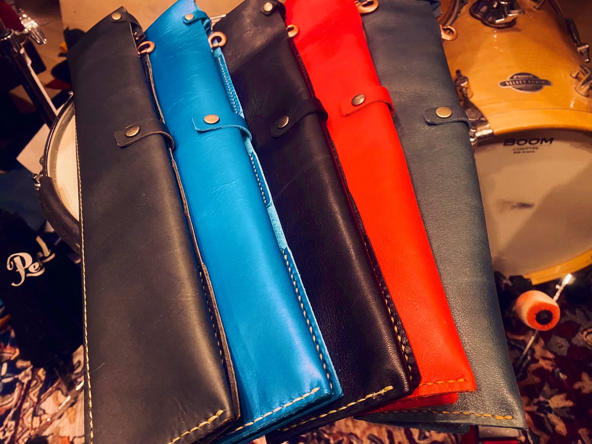 cuircolle's tweet photo. 新作のスティックケースを明日、2/22中にて販売開始致します。
2セットほどのスティックと、ブラシ、ペンホルダーやチューニングキーケースポケットを装備した、実用的なものに仕上がっています。
#CuirColle #スティックケース https://t.co/SF1XKJMSCs
